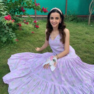 Sanaya Irani Instagram - Your mind is a garden
Your thoughts are the seeds 
You can grow flowers 
Or you can grow weeds.
#thoughtoftheday 😊😊
Outfit @bunaai