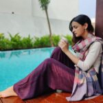Sanaya Irani Instagram - Wondering what my tea leaves have in store for me 😊. @zeeniawadia thanks for the lovely click. Wearing this super cosy pashmina shawl by @rayaaindia.