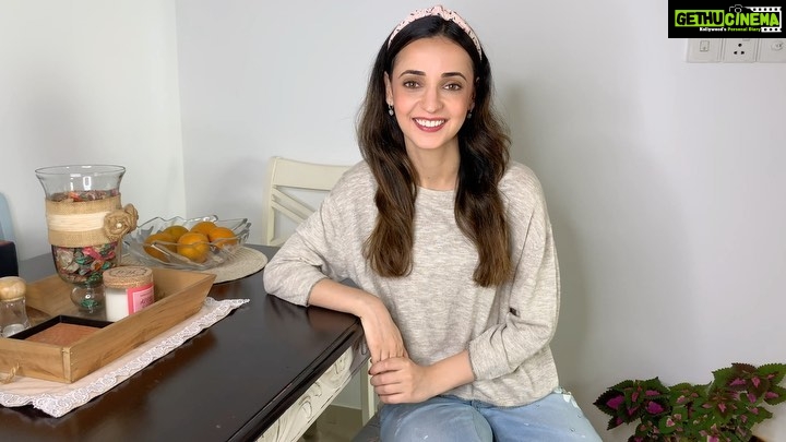 Sanaya Irani Instagram - Anyone can cook tasty food but ensuring health and taste both is where the challenge comes. This new year, I am revealing my cooking secret of choosing Hudson Canola Oil for making healthy and delicious meals. Let's have a healthy and happy new year! @hudsoncanolaoil #ItsTimeforHudson #ItsTimeforHealth #TimeforHealthyHudson #HeartyHudson #IndianMedicalAssociationRecommended #ExpertRecommendedHudson #HudsonCanolaOil #HealthierNewYear
