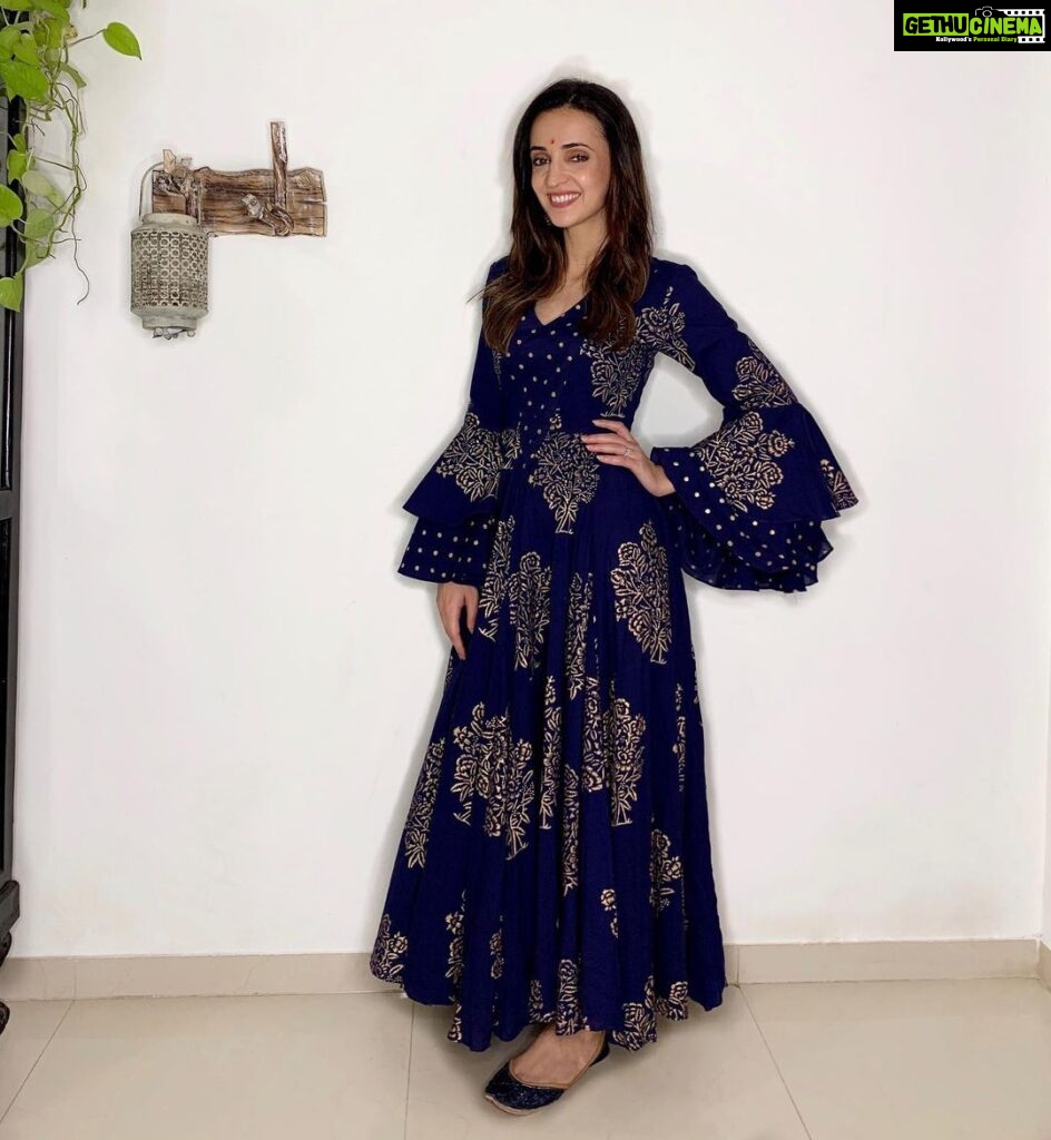 Sanaya Irani Instagram - 2020 Has been a hard year for all our local craftsmen and small businesses and yet I have received sooo much love from so many home grown brands and start ups, from skin care to hair care to clothes and accessories. That’s why this Diwali I put together this outfit with what I have received from them . Thank you @bunaai and @themoccasinstudio for your lovely gifts and thank you to each and every brand for all the love. Here is wishing each and everyone one of you a prosperous year ahead. Let’s support local brands and small businesses #vocalforlocalindia .