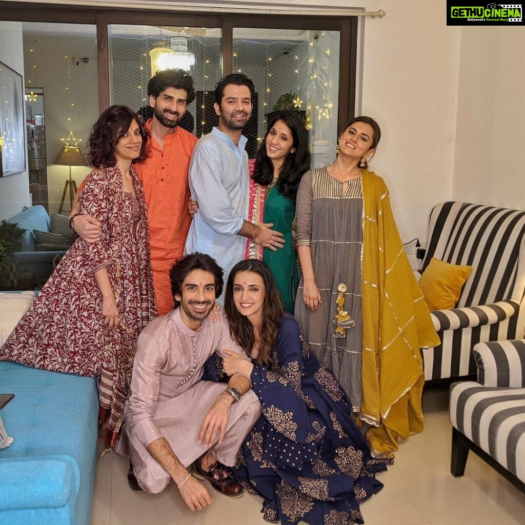 Sanaya Irani Instagram - Diwali at home with my homies ❤️❤️. Hope you all had a happy and safe Diwali 😀😀. @itsmohitsehgal @iakshaydogra @sakshi0801 @iridhidogra .
