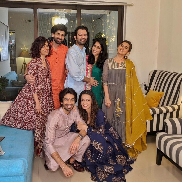 Sanaya Irani Instagram - Diwali at home with my homies ❤️❤️. Hope you all had a happy and safe Diwali 😀😀. @itsmohitsehgal @iakshaydogra @sakshi0801 @iridhidogra .
