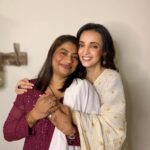 Sanaya Irani Instagram – Meet Shabana my hairdresser. This lockdown has been hard on everyone but especially hard on her for various reasons, but she always finds a way to power through and remain positive. When it comes to me she is protective,
Loving and always just a phone call away. If you want to meet a strong single woman who doesn’t let life bog her down, that’s Shabana for you. I am giving my #SmileWalaDiya to you today @shab_qureshi786 and will always be giving it to you. Hope, that I am always a reason for you to smile 😃

@vivo_india #DelightEveryMoment

 #contestalert
Participate now and stand a chance to win BIG this Diwali: 35 Vivo V20’s and 70 Vivo TWS’s can be won!
All you have to do is share an image with your loved one & tell us why you are sharing your #SmileWalaDiya with them by tagging @vivo_india & using hashtags #SmileWalaDiya and #DelightEveryMoment. Hurry up guys!