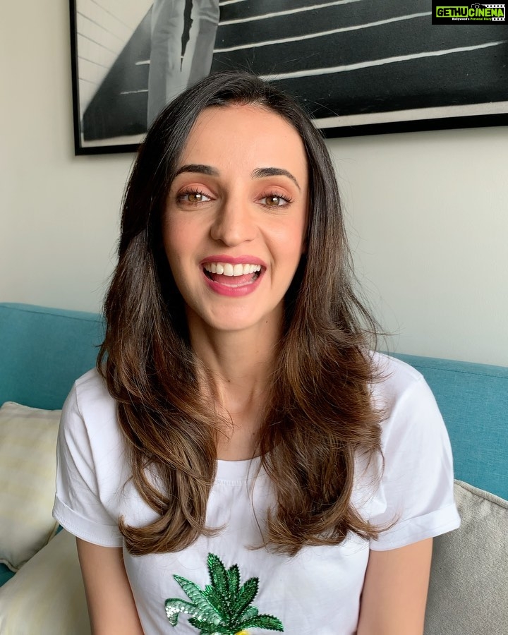 Sanaya Irani Instagram - Wanna look fabulous in 5? Check out Renee's 5 in 1- Fab 5 lipstick.. It comes with 5 Stunning shades to take you through the day. All you need is to Pop push and play! @reneeofficial #ReneeCosmetics #Fab5 #5in1Lipstick #PopPushPlay