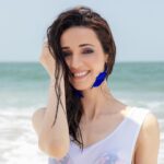 Sanaya Irani Instagram – Happy beach face 😀😀 also time to get my tan on ☺️.
Clicked by @shivangi.kulkarni 
Makeup @sangeeta_rawal 
Hair @shab_qureshi786 
Outfit @itsmohitsehgal ganjiiiiiii 💓💓