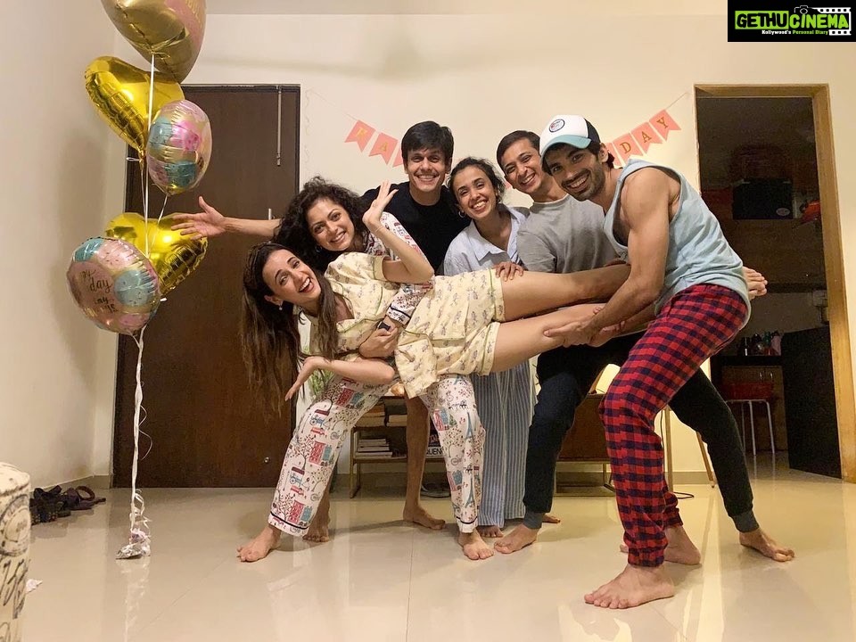 Sanaya Irani Instagram - Instagram vs Reality. That’s pretty much how I brought in my bday. When it’s 2020 nothing surprises me. Had such a fun night with my peeps 🥳🥳@itsmohitsehgal @dhamidrashti @khemkaniraj @kinnikamat @alok_kamat