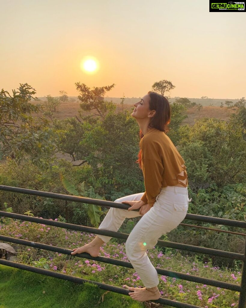 Sanaya Irani Instagram - This is how I want to spend every weekend... in the midst of nature 😍😍. Happy weekend everyone just breathe 😊😊😊. 📸 @itsmohitsehgal