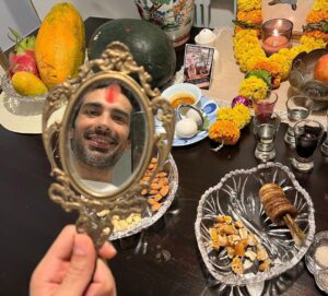 Sanaya Irani Instagram - Navroze Mubarak from us to you 🔥 🕯😊😊. #chiefiranisehgal we miss you so much, our family will never be complete without you. Love you forever ❤️❤️.
Gus misses you chief during lunch time 😢😘❤️

#gusiranisehgal #navrozmubarak #parsinewyear