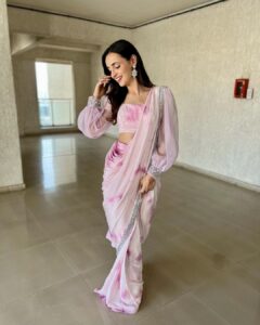 Sanaya Irani Instagram - Feeling pretty in pink for YAAR KI SHAADI 😊😊🥳😌. #dalniktake2 ❤️