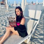Sanaya Pithawalla Instagram - Just a sunny afternoon and a perfect book to read is all I want 🥰 Reading this incredible book malignance written by my dear friend @afrah_aj 🤗 Selling worldwide . So go grab your copy now from @amazon . Dubai, United Arab Emirates