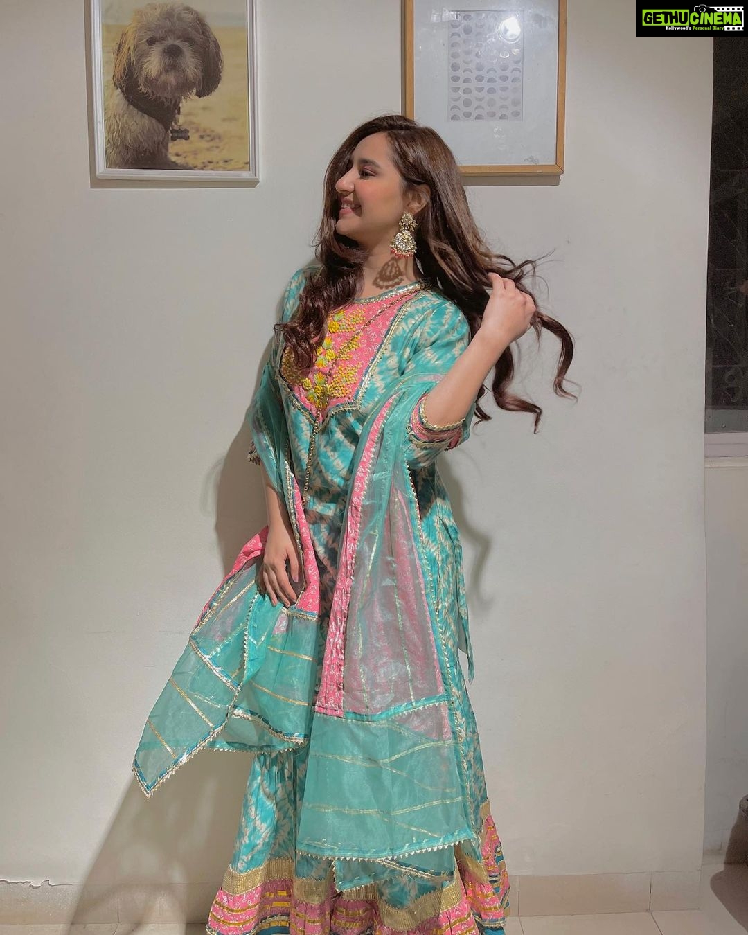 Sanaya Pithawalla Instagram - Thank you @styling.your.soul for styling me last night 🥰