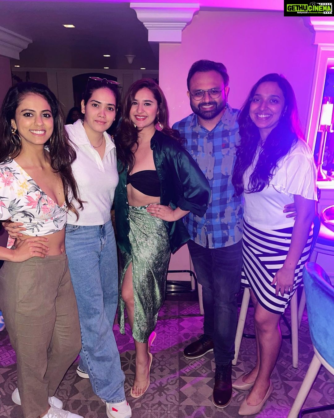Sanaya Pithawalla Instagram - Thanks to each and everyone for making it for our event last night β₯οΈ Love you guys π₯° Another bangin event with @palak.purswani @devashishofficial9 done right @narathaiindia π Nara Thai Colaba