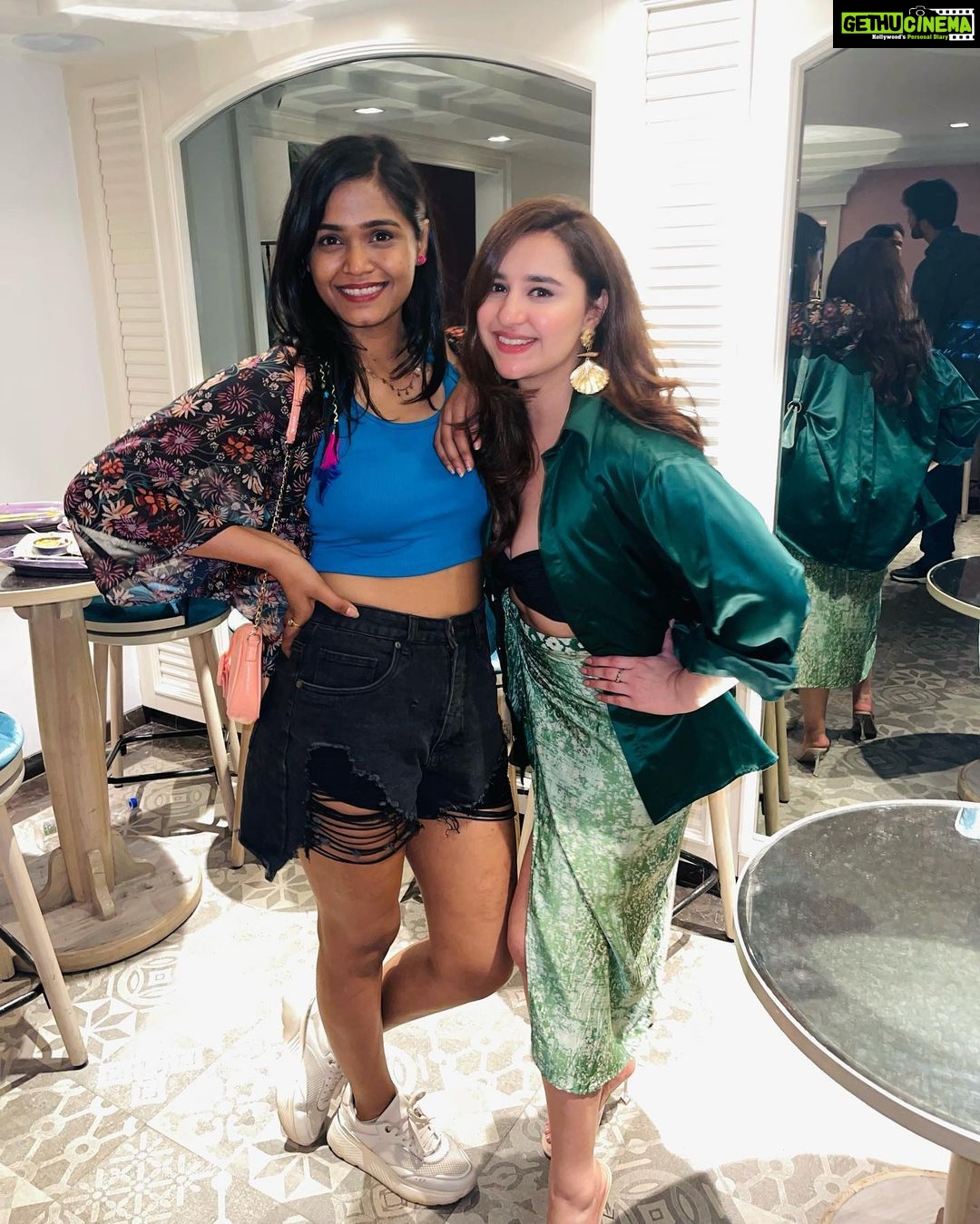 Sanaya Pithawalla Instagram - Thanks to each and everyone for making it for our event last night β₯οΈ Love you guys π₯° Another bangin event with @palak.purswani @devashishofficial9 done right @narathaiindia π Nara Thai Colaba