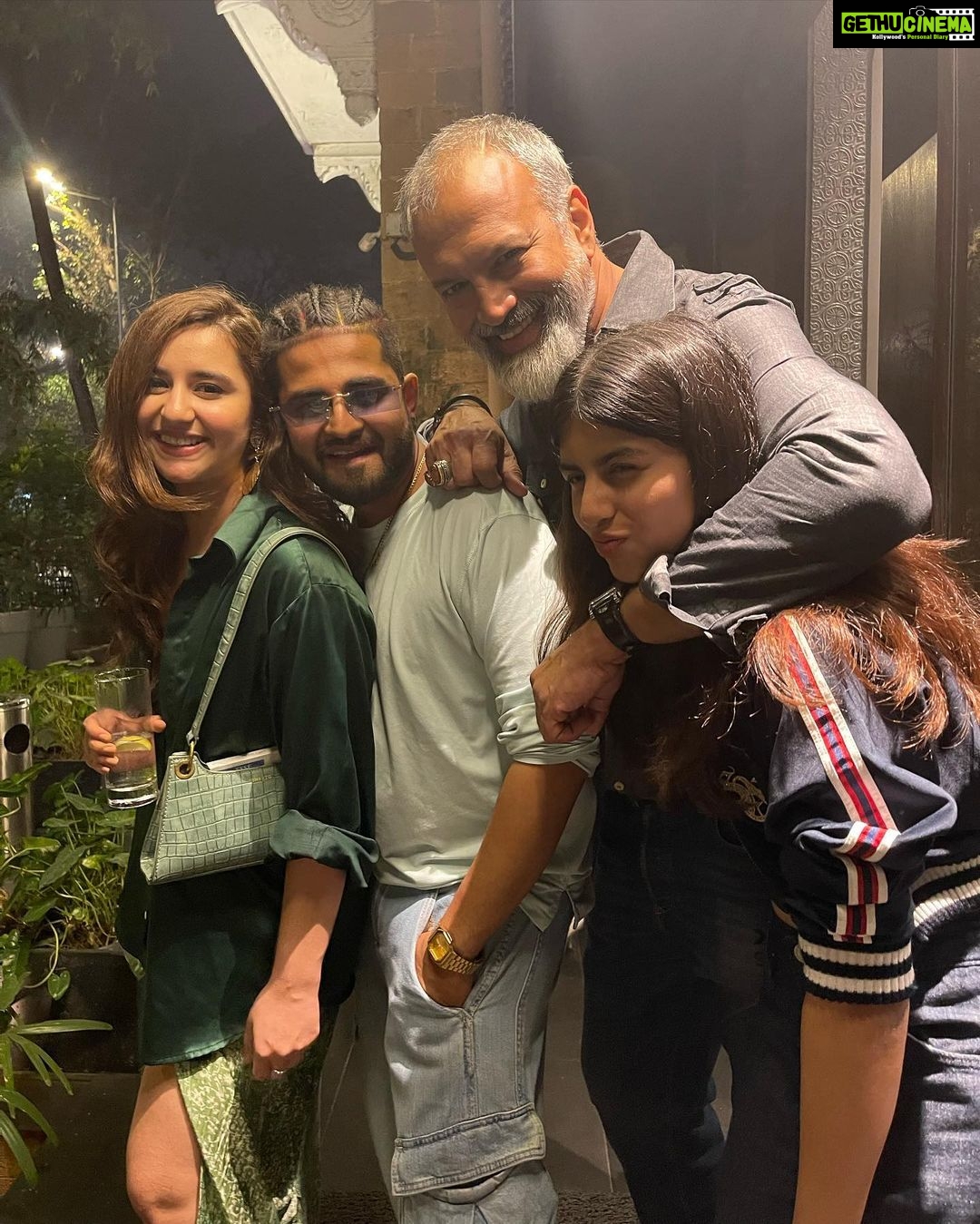 Sanaya Pithawalla Instagram - Thanks to each and everyone for making it for our event last night β₯οΈ Love you guys π₯° Another bangin event with @palak.purswani @devashishofficial9 done right @narathaiindia π Nara Thai Colaba