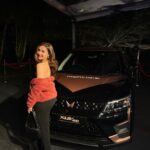 Sanaya Pithawalla Instagram - This car is driving me crazy!! Thank you @mahindra_born_electric @mahindra_auto @mahindraxuv400 #mahindraevfashionfestival #mahindra #BE #xuv #bornelectricvision Hyderabad High-tech City