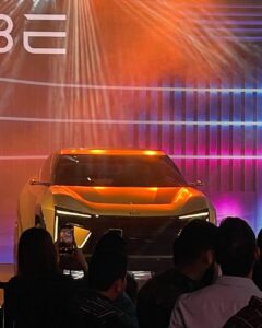 Sanaya Pithawalla Instagram - This car is driving me crazy!! Thank you @mahindra_born_electric @mahindra_auto @mahindraxuv400 #mahindraevfashionfestival #mahindra #BE #xuv #bornelectricvision Hyderabad High-tech City