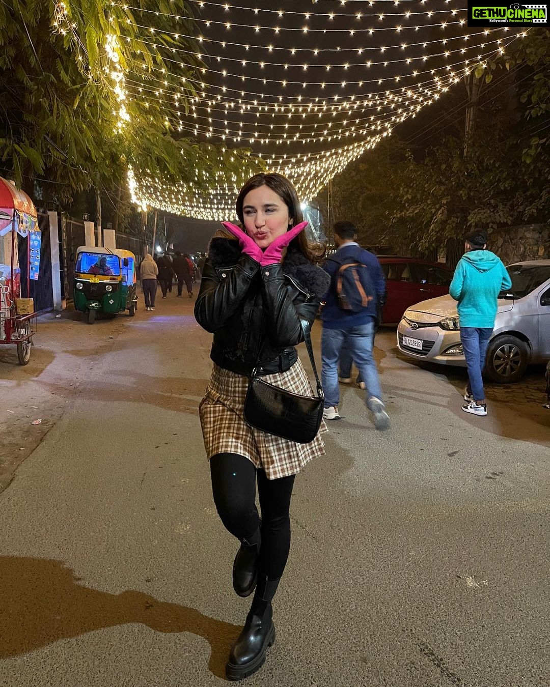 Sanaya Pithawalla Instagram - Happy girls are the prettiest 🥰 So don’t be sad , keep smiling through whatever life throws at you 😁