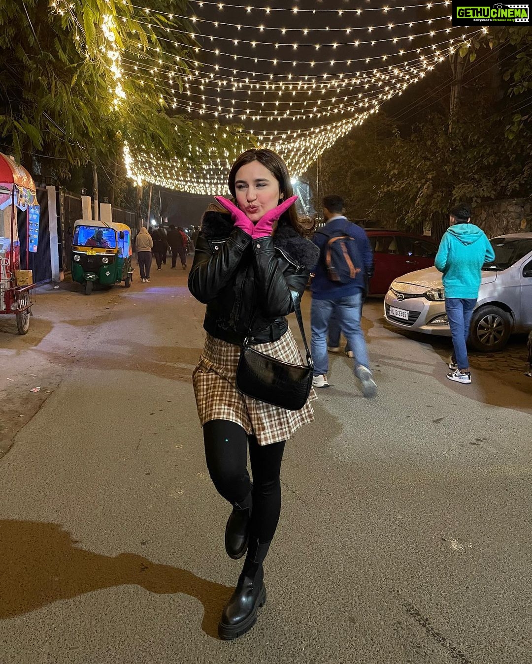 Sanaya Pithawalla Instagram - Yeh dilli hain mere yaar , Bas Ishq , mohobat, pyaar… ❤️ #delhidiaries Delhi, India