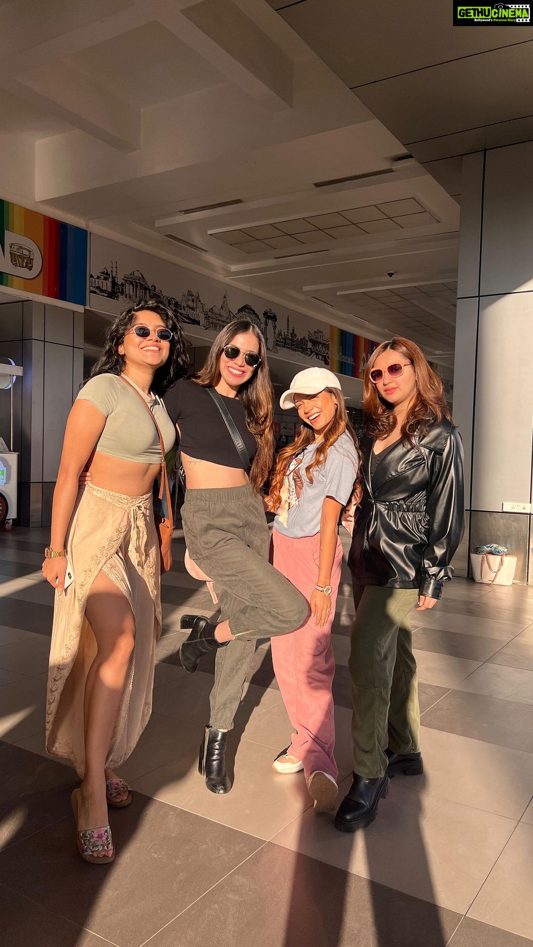 Sanaya Pithawalla Instagram - May be girlfriends are our soulmates and guys are just people to have fun with. 🤭 We celebrate us everyday 😘 #girlfriend #girlgang #girlfriends #explore #explorepage #squad #love #fun #instadaily #reeloftheday