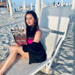 Sanaya Pithawalla Instagram - Just a sunny afternoon and a perfect book to read is all I want 🥰 Reading this incredible book malignance written by my dear friend @afrah_aj 🤗 Selling worldwide . So go grab your copy now from @amazon . Dubai, United Arab Emirates
