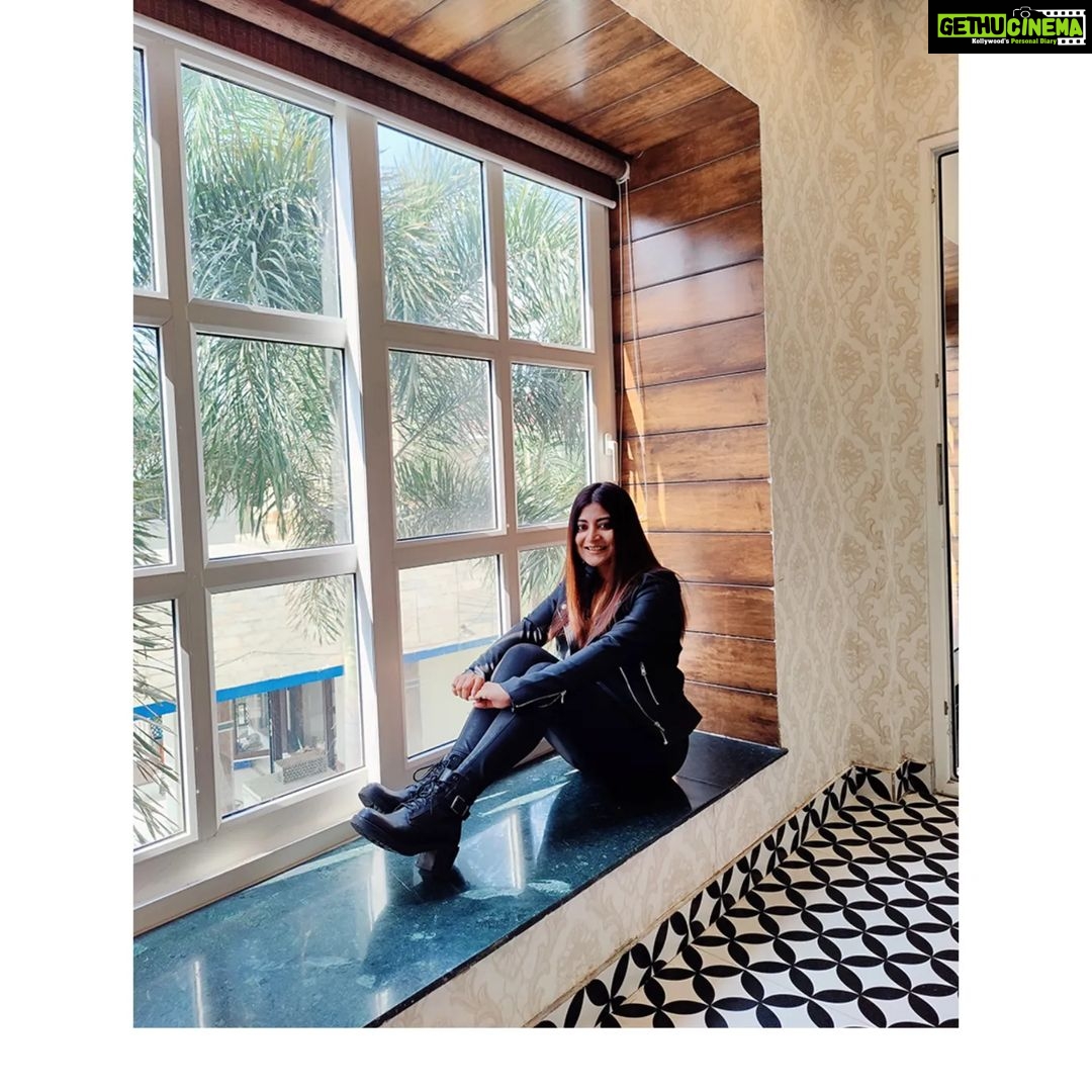 Sandipta Sen Instagram - As we enter 2023 and our lives become more and more centred around the internet , don't lose touch with the world outside ! 🌴 Two memorable days spent at Anushka Garden and Resort @anushkagnr with my family ❤️ . It definitely fits the bill for your perfect magical winter gateway ! ❣️ Here, nature and comfort meet , creating a unique experience of pleasure and relaxation . Besides , the hospitality and food were truly amazing . Special thanks to Manager Rahaman and Chef Narayan Debnath for the same ❣️ Glad to spend these wonderful days in this lovely ambience ! ❣️
