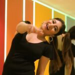 Sandipta Sen Instagram - Shamne mirror.. ty r ki🤪 🎥@myself_suvam #trending #trendingsong #dancereels