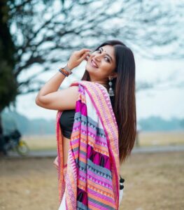 Sandipta Sen Instagram - "O.. aakash, o.. palash rashi rashi
Ektu sobuje chokh muchiye de…
Ghor chhara manusher mone.."

📸@myself_suvam

#sareelove
#saree #bengaliactress #sandiptasen #naturelover #instapic