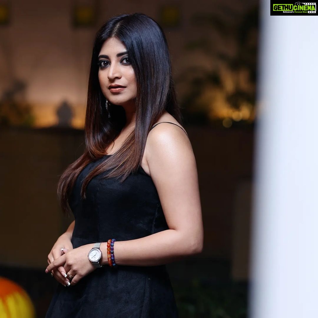 Sandipta Sen Instagram - 🖤🖤🖤🖤 👗@rabhisek ❤️ 📸@prakash_photo The Spring Club Kolkata