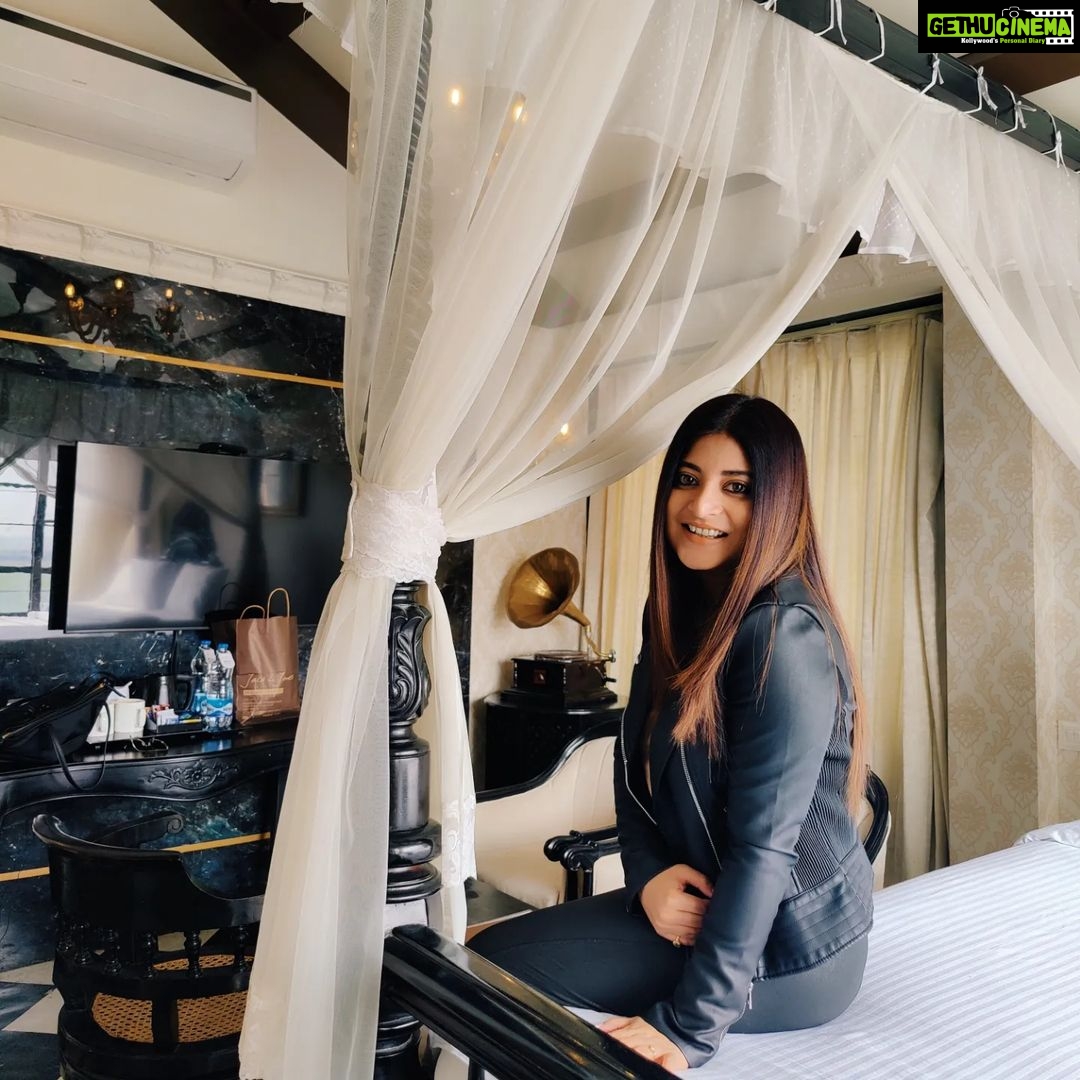 Sandipta Sen Instagram - As we enter 2023 and our lives become more and more centred around the internet , don't lose touch with the world outside ! 🌴 Two memorable days spent at Anushka Garden and Resort @anushkagnr with my family ❤️ . It definitely fits the bill for your perfect magical winter gateway ! ❣️ Here, nature and comfort meet , creating a unique experience of pleasure and relaxation . Besides , the hospitality and food were truly amazing . Special thanks to Manager Rahaman and Chef Narayan Debnath for the same ❣️ Glad to spend these wonderful days in this lovely ambience ! ❣️