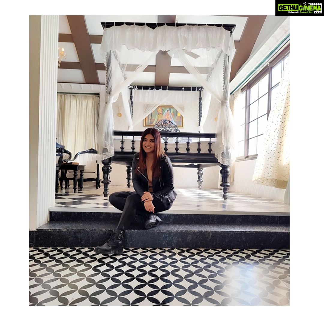 Sandipta Sen Instagram - As we enter 2023 and our lives become more and more centred around the internet , don't lose touch with the world outside ! 🌴 Two memorable days spent at Anushka Garden and Resort @anushkagnr with my family ❤️ . It definitely fits the bill for your perfect magical winter gateway ! ❣️ Here, nature and comfort meet , creating a unique experience of pleasure and relaxation . Besides , the hospitality and food were truly amazing . Special thanks to Manager Rahaman and Chef Narayan Debnath for the same ❣️ Glad to spend these wonderful days in this lovely ambience ! ❣️