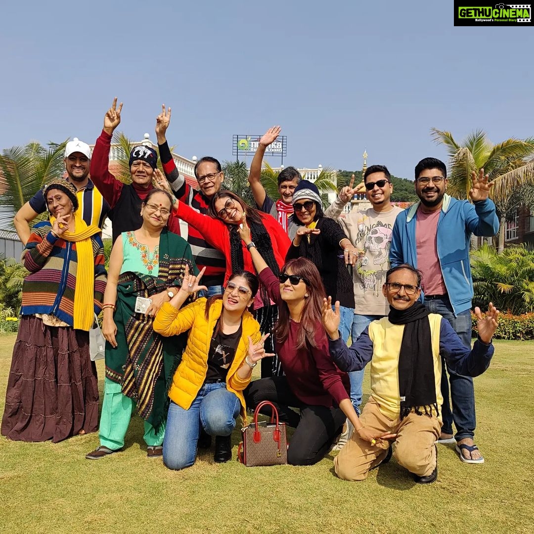 Sandipta Sen Instagram - As we enter 2023 and our lives become more and more centred around the internet , don't lose touch with the world outside ! 🌴 Two memorable days spent at Anushka Garden and Resort @anushkagnr with my family ❤️ . It definitely fits the bill for your perfect magical winter gateway ! ❣️ Here, nature and comfort meet , creating a unique experience of pleasure and relaxation . Besides , the hospitality and food were truly amazing . Special thanks to Manager Rahaman and Chef Narayan Debnath for the same ❣️ Glad to spend these wonderful days in this lovely ambience ! ❣️