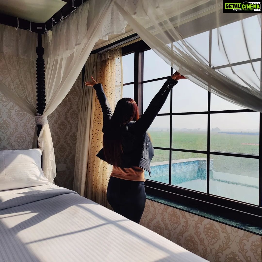 Sandipta Sen Instagram - As we enter 2023 and our lives become more and more centred around the internet , don't lose touch with the world outside ! 🌴 Two memorable days spent at Anushka Garden and Resort @anushkagnr with my family ❤️ . It definitely fits the bill for your perfect magical winter gateway ! ❣️ Here, nature and comfort meet , creating a unique experience of pleasure and relaxation . Besides , the hospitality and food were truly amazing . Special thanks to Manager Rahaman and Chef Narayan Debnath for the same ❣️ Glad to spend these wonderful days in this lovely ambience ! ❣️