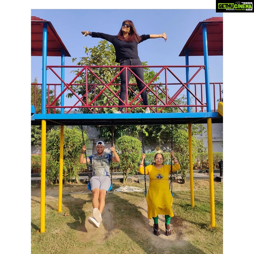 Sandipta Sen Instagram - As we enter 2023 and our lives become more and more centred around the internet , don't lose touch with the world outside ! 🌴 Two memorable days spent at Anushka Garden and Resort @anushkagnr with my family ❤️ . It definitely fits the bill for your perfect magical winter gateway ! ❣️ Here, nature and comfort meet , creating a unique experience of pleasure and relaxation . Besides , the hospitality and food were truly amazing . Special thanks to Manager Rahaman and Chef Narayan Debnath for the same ❣️ Glad to spend these wonderful days in this lovely ambience ! ❣️