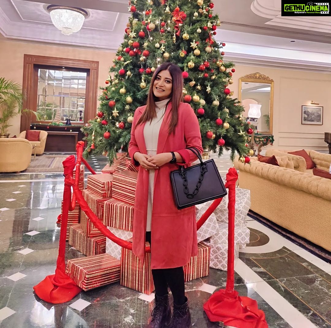 Sandipta Sen Instagram - Wishing you all peace, joy, and love at Christmas and always. Merry Christmas 🎄💖