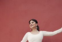 Sandipta Sen Instagram - Megher Palok🤍☁️ 🎥@myself_suvam 👗 @rabhisek #feelkaroreelkaro #feelitreelit #instareels #reelsindia #reels #bengaliactress #bengalisong #explorepage #dancereels