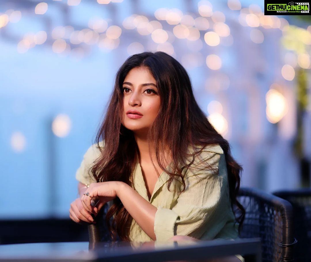Sandipta Sen Instagram - "It’s not what you look at that matters, it’s what you see." 📸@anirban_bhattacharya_phtgr Styling @bombaebyaisha Makeup:@makeup_artist_surojit Location courtesy: @thewestinkolkata Managed by @svfbrands #sandiptasen #instagood #instadaily #instalike The Westin Kolkata