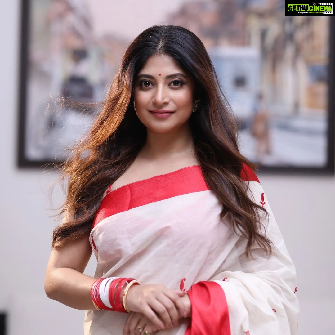 Sandipta Sen Instagram - Subho Lokhkhi Pujo🙏❤️ 📸@anirban_bhattacharya_phtgr Styling @bombaebyaisha Makeup:@makeup_artist_surojit Saree : @stories_of_taanti Location courtesy: @thewestinkolkata Managed by @svfbrands #lokhkhipujo The Westin Kolkata