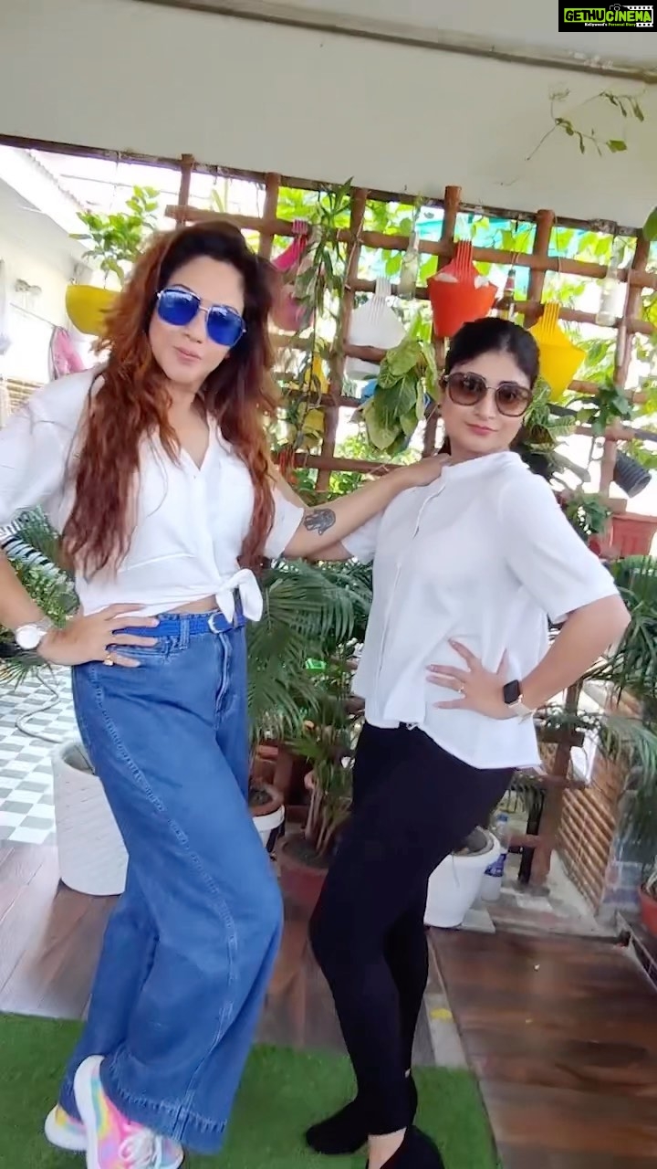 Sandipta Sen Instagram - Saturday Night-এ একটু নাচ-গান #hoyejak #Bodhon streaming now only on #hoichoi #OkayNotOkay