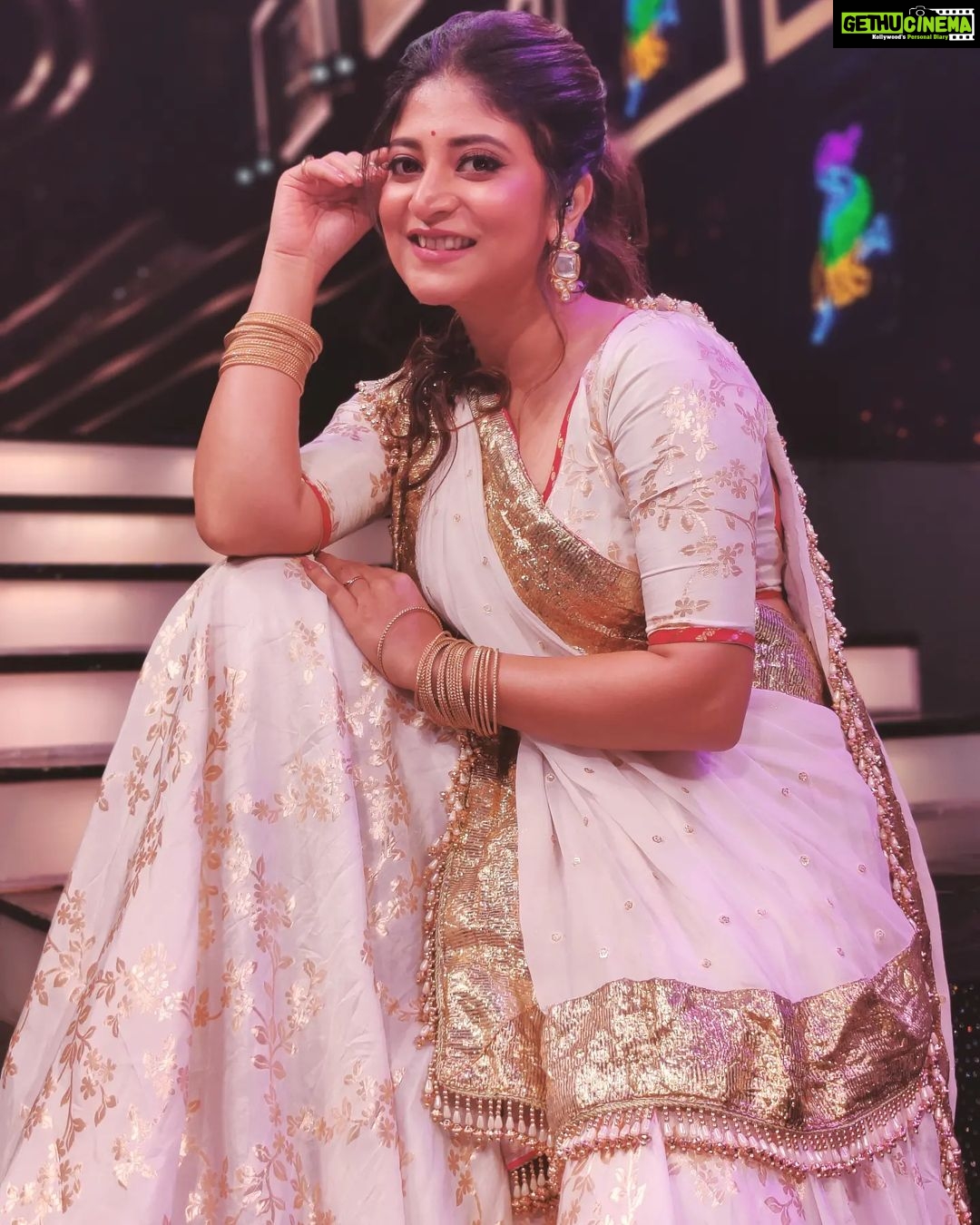 Sandipta Sen Instagram - Aschi Dance Dance Junior e..Agamikal 9.30Pm e @starjalsha te.. π@sandip3432 β€οΈ Dance Choreographed by : @rashmimukherjee Makeup: @makeupartist_subhasis Hair: @simaghosh4222 @sarmistha1992 πΈ @trinasaha21 π¬π Purple Movie Town