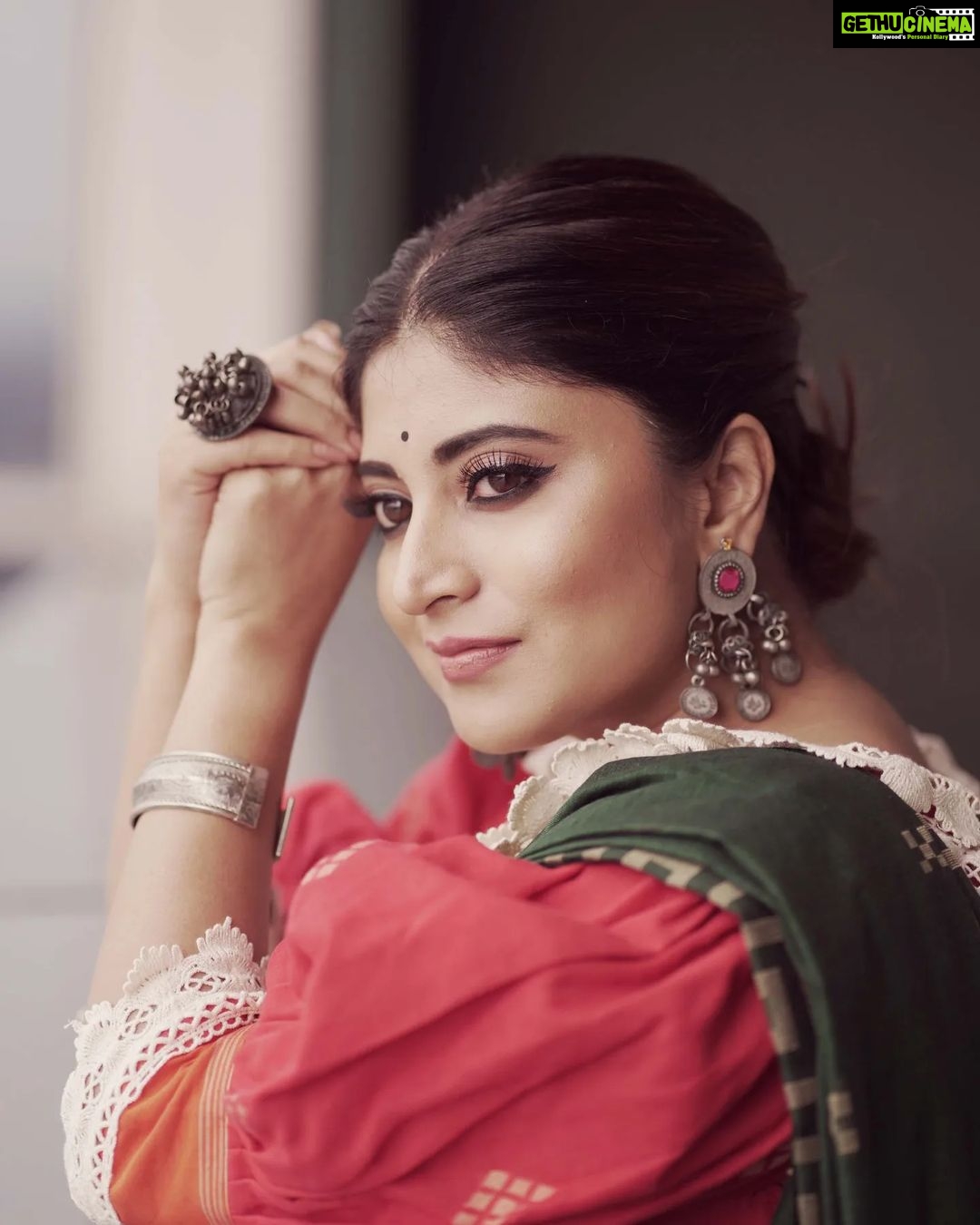 Sandipta Sen Instagram - Apekkhay achi .."BODHON" kamon laglo janio❤️ Streaming on @hoichoi.tv SHUBHO PANCHAMI🙏 📸@onlyaritra
