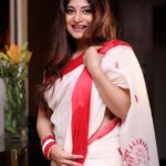 Sandipta Sen Instagram – Ashtami te Pushpanjali dichcho toh?đ
đ¸@anirban_bhattacharya_phtgr
Styling @bombaebyaisha
Makeup:@makeup_artist_surojit
Saree : @stories_of_taanti
Location courtesy: @thewestinkolkata
Managed by @svfbrands
#durgapuja2022 #instagram #ashtami #durgapuja #sandiptasen
