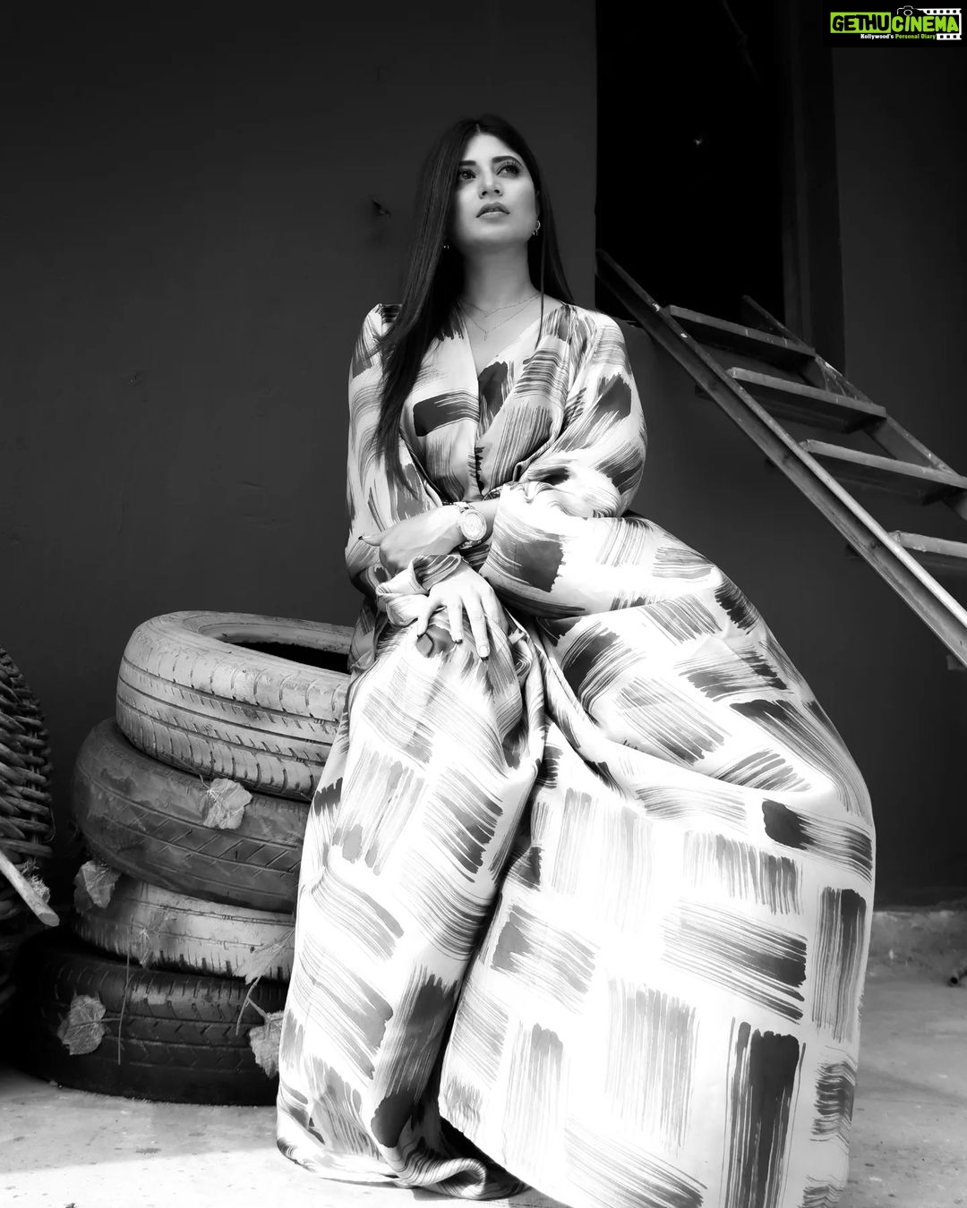 Sandipta Sen Instagram - #monochromelove @sujit1993 @rehan_chakraborty_official Styling: @bombaebyaisha 👗@byybvibe 💄And hair : @pritha_dutta_official Photoshoot Managed by @svfbrands #instagood #instapost #instadaily #instalike #instapic #instagram #insta #instafashion #bengaliactress #actress #sandiptasen #sandipta #smile