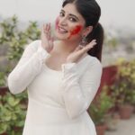 Sandipta Sen Instagram - Subho Dol Utsav🙏💕 Play with LOVE and stay SAFE..and Please Please keep animals safe this Holi .. Don't throw coloured Powders or water on them! 🙏 #dolutsav #holifestival #holi2023 #happyholi