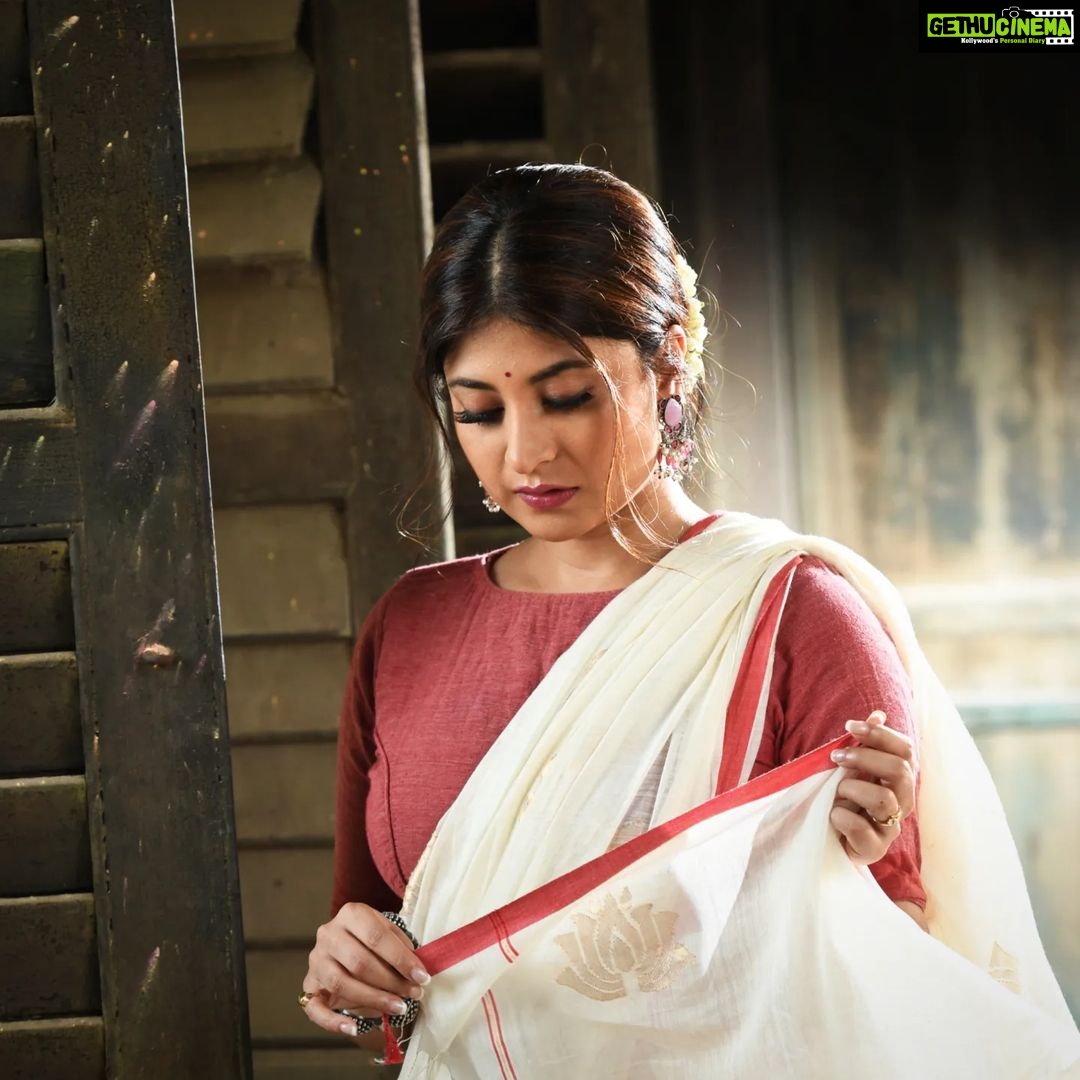 Sandipta Sen Instagram - "Kuch kahena tha shayed usko.." 📸 @sarkardebarshi19 💄@makeup_abhijithchanda Styling:@neelsaha_styled_by_blue 🥻@ira.label #instapost #instagood #instadaily #instalike #bengaliactress #saree #sareelook #bengalilook #sandiptasen