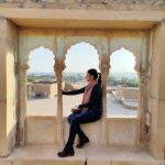 Sandipta Sen Instagram - অবসর সময়ের শ্যুটিং এর মুহুর্ত...... #TheEkenRuddhasashRajasthan আসছে ১৪ই এপ্রিল এই পয়লা বৈশাখে আপনার কাছের সিনেমাহলে। @svfsocial Kuldhara