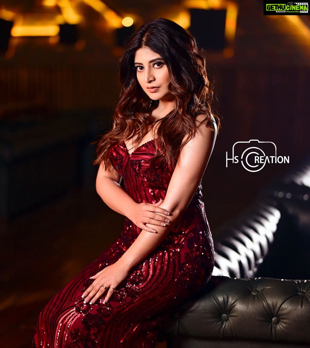 Sandipta Sen Instagram - “A flower does not think of competing to the flower next to it. It just blooms.” . . . . Shoot for @hscreationkolkata 🎥@bipradip_chakraborty 📸@siladitya_dutta Makeup and hair: @sahababusona 👗@kushalchatterjeeofficial