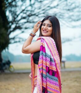 Sandipta Sen Instagram - "O.. aakash, o.. palash rashi rashi
Ektu sobuje chokh muchiye de…
Ghor chhara manusher mone.."

📸@myself_suvam

#sareelove
#saree #bengaliactress #sandiptasen #naturelover #instapic