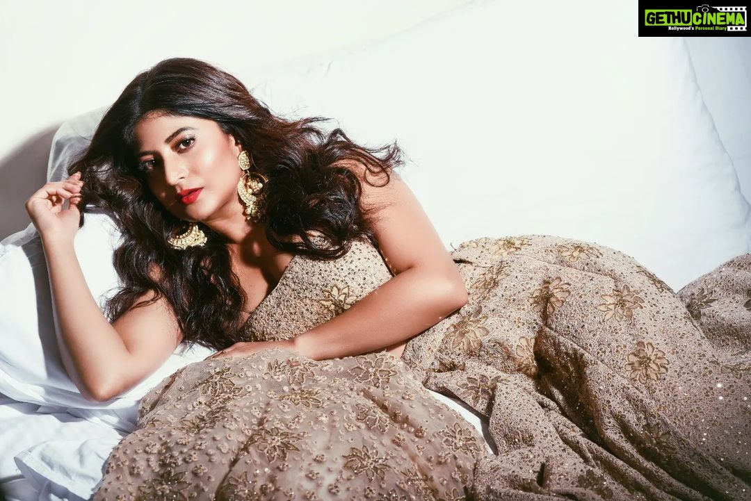 Sandipta Sen Instagram - Look into my eyes.... 📸@sourav.dutta.kolkata 💄@abhijitpl2 Asst. 💄@sanandalaha 👗@neelsaha_styled_by_blue Outfit courtesy: @simaaya_fashions Asst.👗@the_marvelous_marshmallow Location courtesy:@novotelkolkata