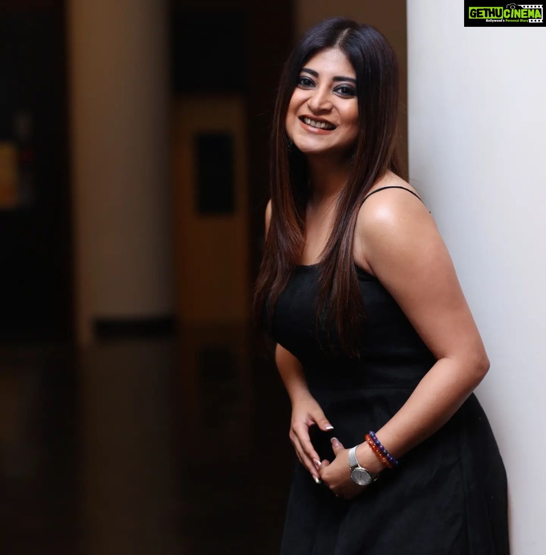 Sandipta Sen Instagram - 🖤🖤🖤🖤 👗@rabhisek ❤️ 📸@prakash_photo The Spring Club Kolkata