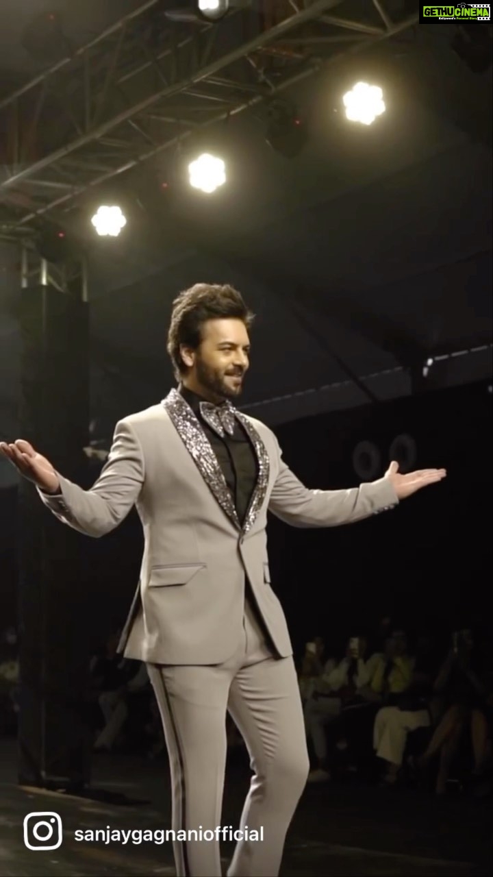 Sanjay Gagnani Instagram - 2022 was a BLOCKBUSTER 😇🕺❤️ #livelifetothefullest #recap2022 #2022waskickass #bye2022 #memoriesmade #rocking2022 #gratitudefor2022 #signingoff2022